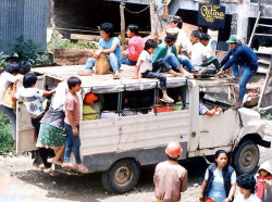 19 Truck transporting passengers in the Highlands of Luzon Island 800