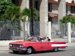 1959 Chevrolet Impala Convertible Taxi in Havana 800
